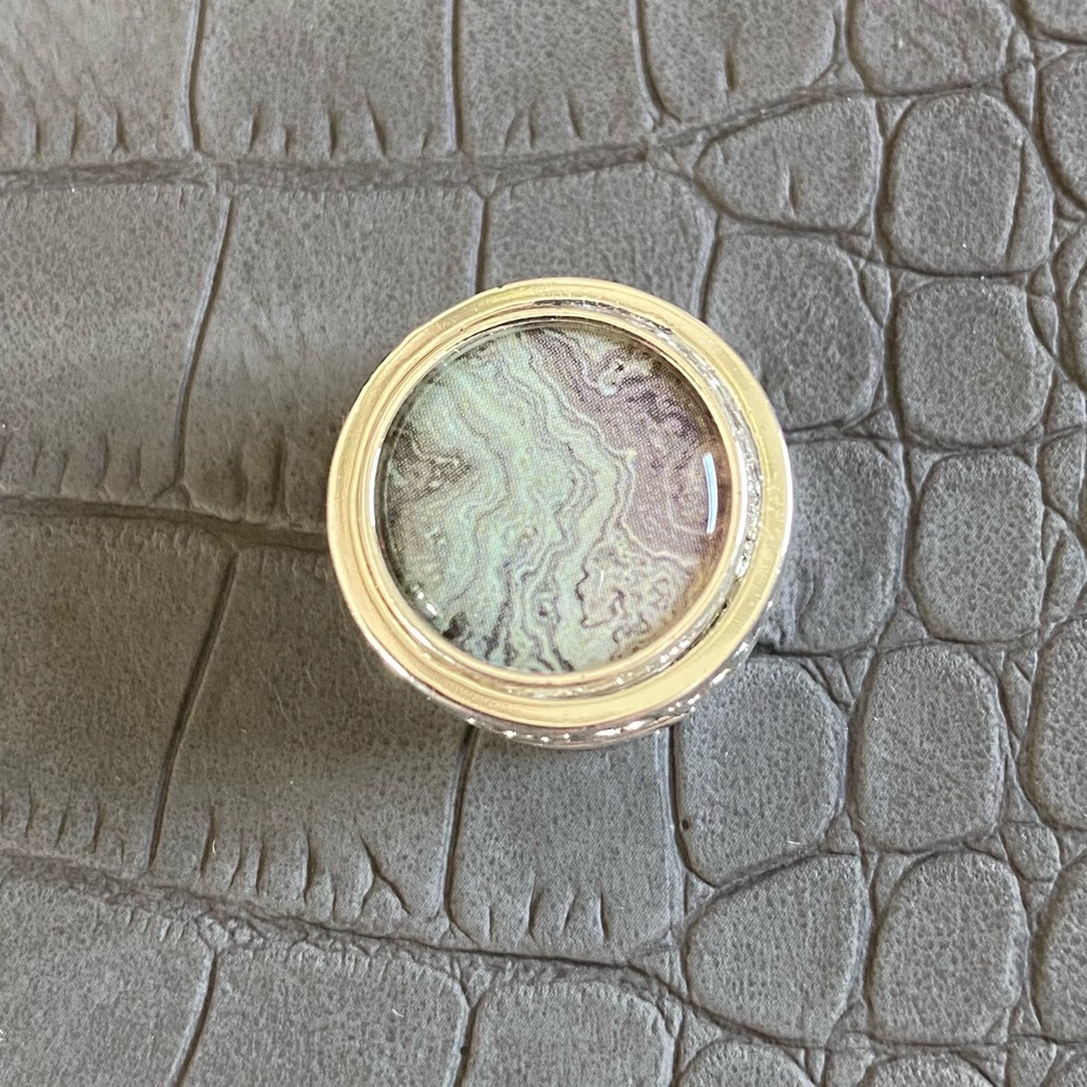 Magnability charm holder w/ marbled charm